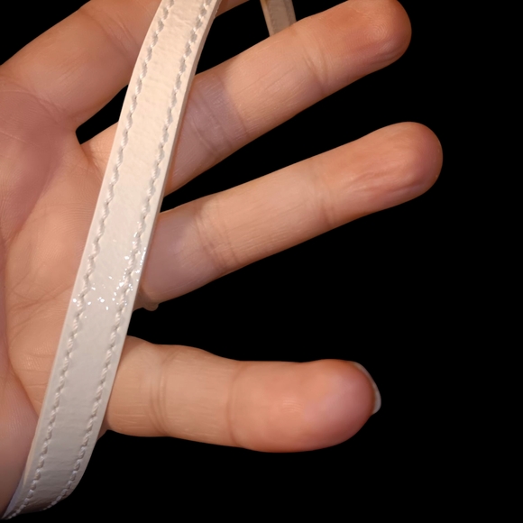 Dooney & Bourke White Wristlet - Picture 4 of 10